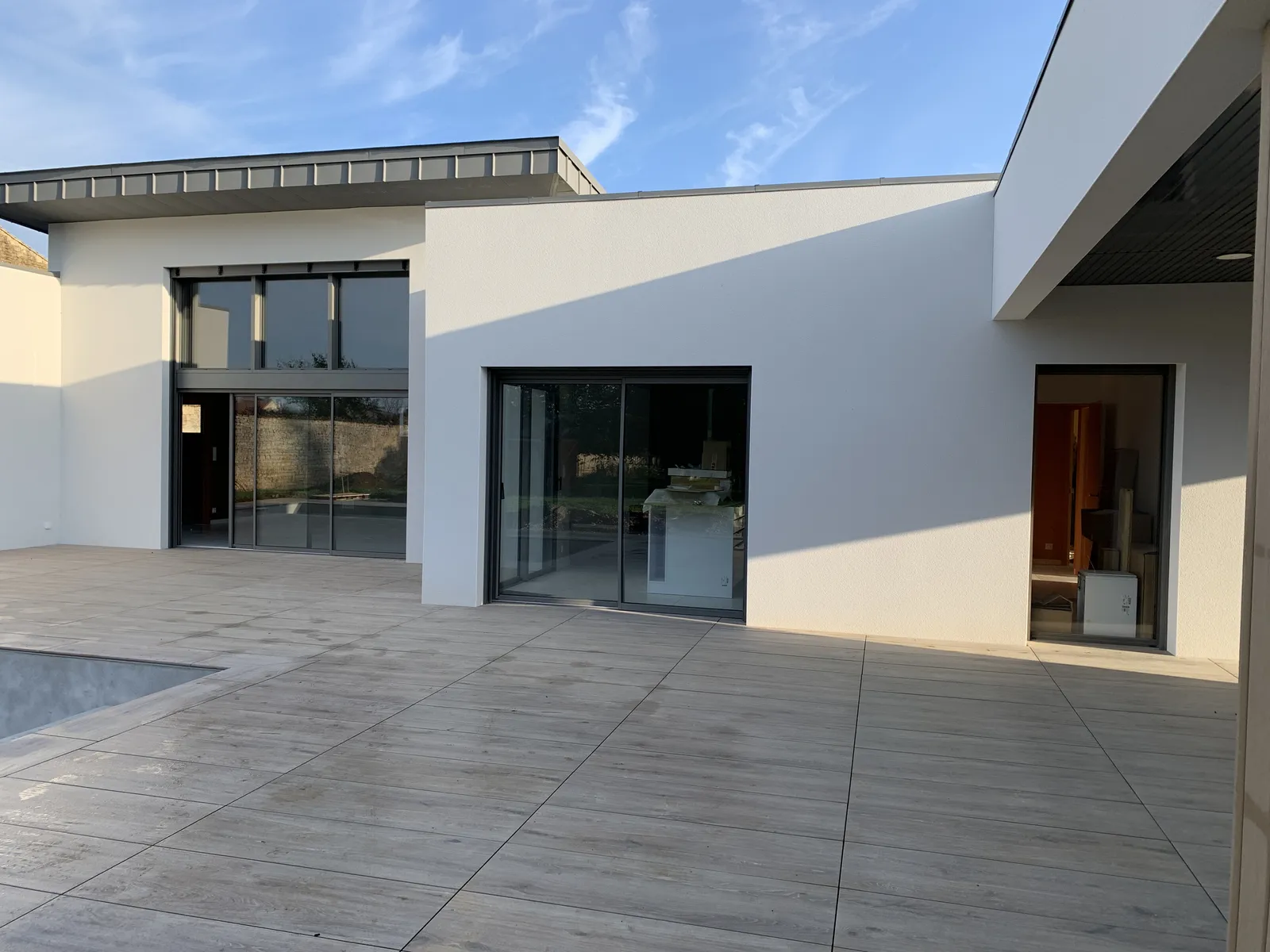 Construction d'une maison contemporaine avec piscine, réalisation AJ2