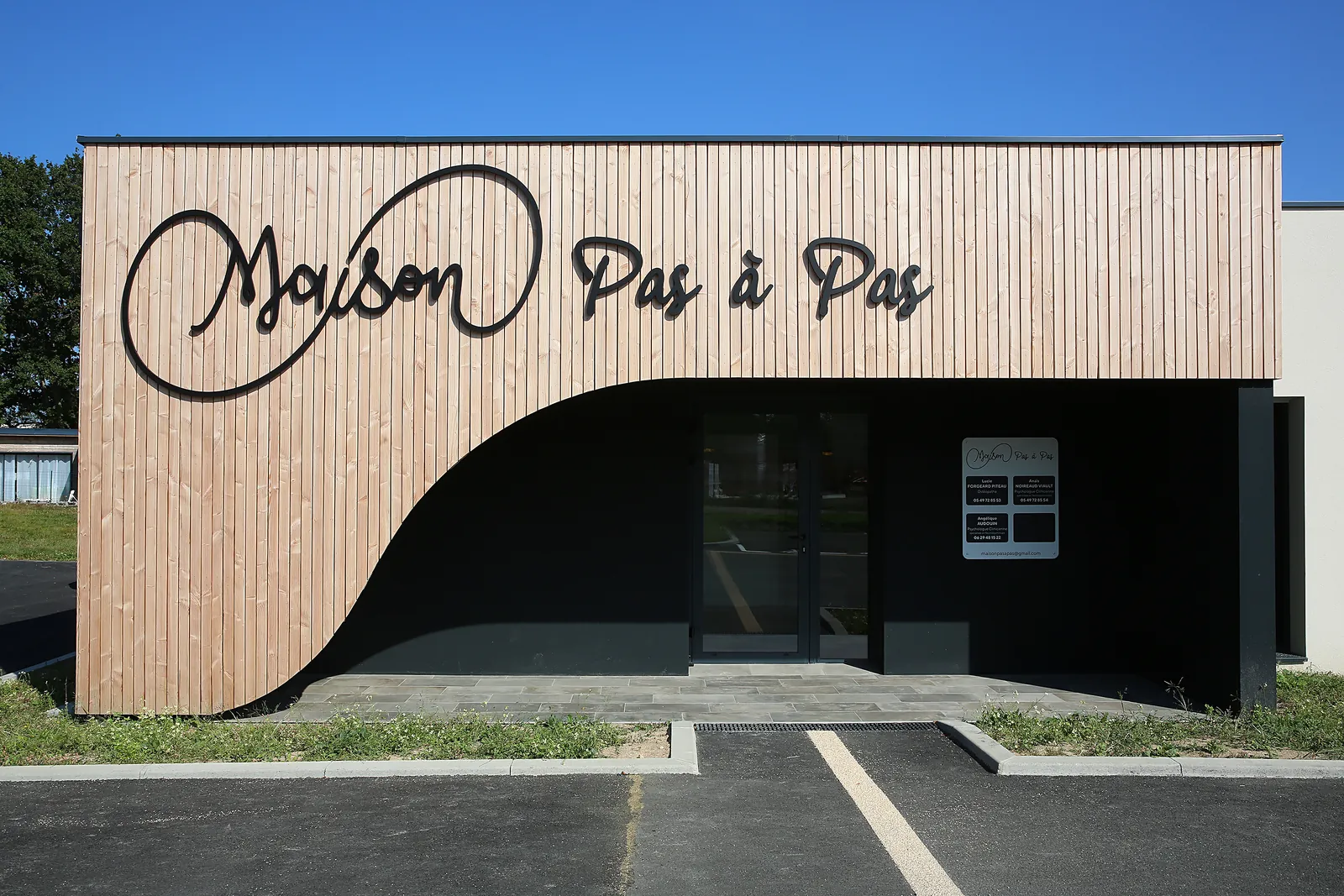 Façade bois de la Maison Pas à Pas, maison de santé construite par AJ2