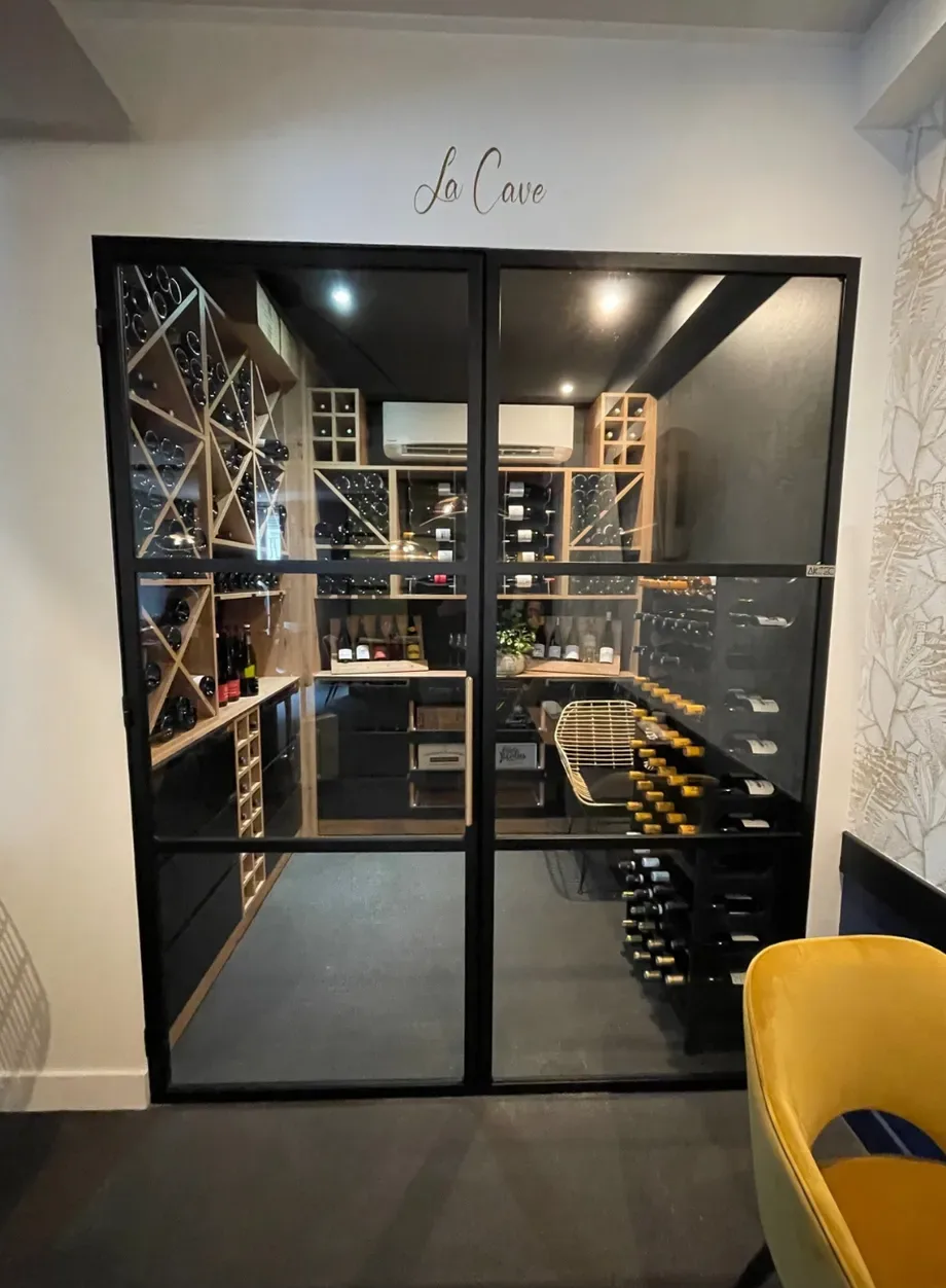 Réaménagement d'une salle de restaurant, réalisation AJ2 contractant général