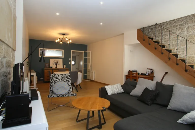 Salon et escalier d'une maison rénovée par AJ2
