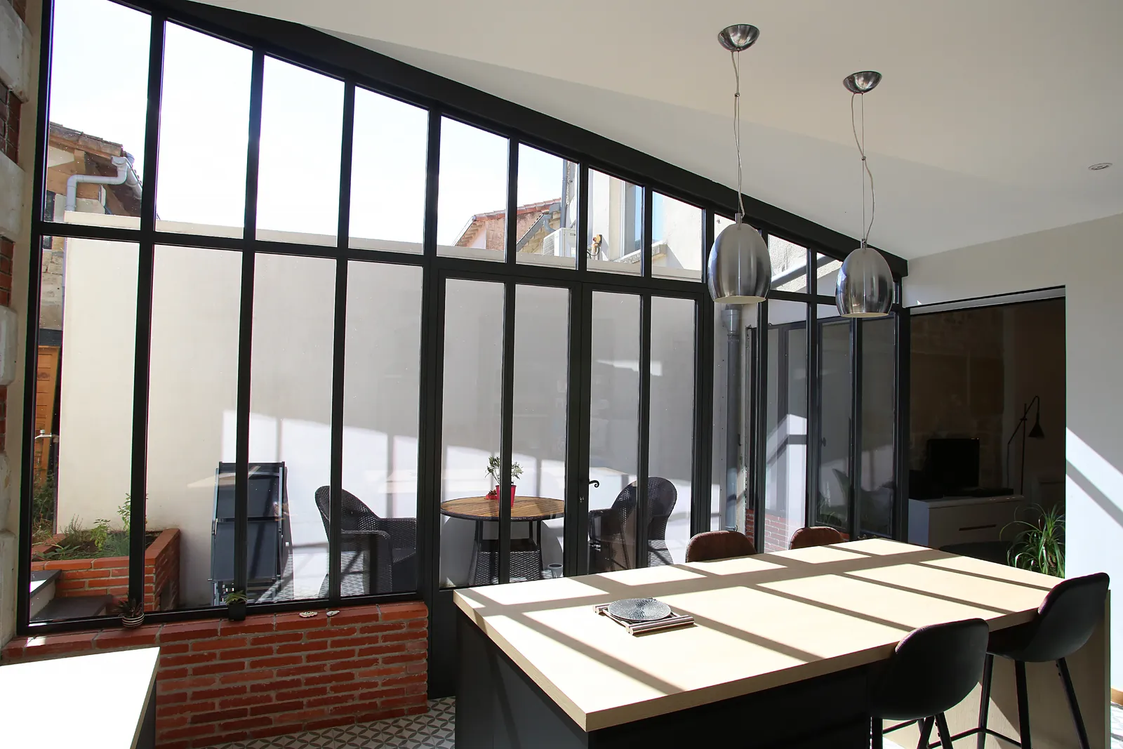 Cuisine ouverte sous verrière dans une maison rénovée par AJ2
